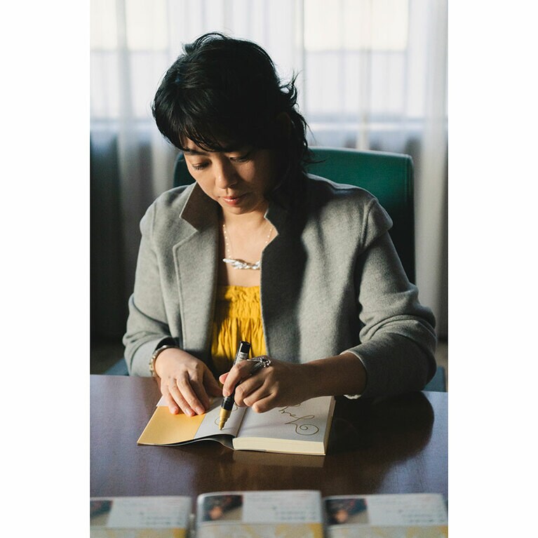 イベント参加者のためのサイン本を作る内田也哉子さん。