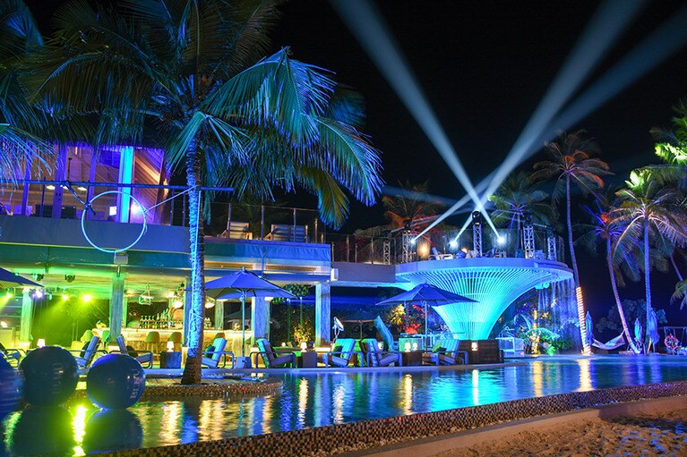 夜はパーティーアイランドの顔に。かつてパリス・ヒルトンもDJしたとか。