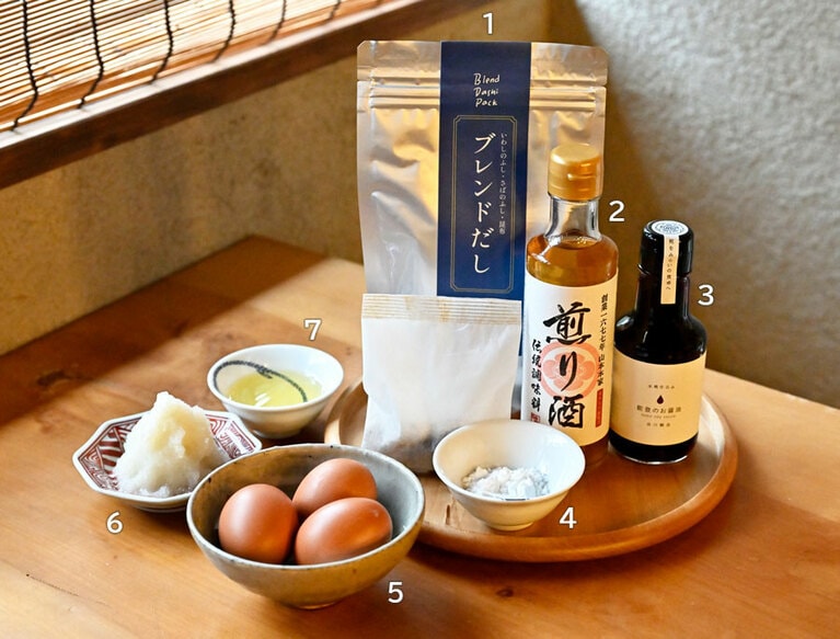 1：出汁パック、2：「山本本家」の煎り酒、3：醤油、4：片栗粉、5：卵、6：大根おろし、7：米油。