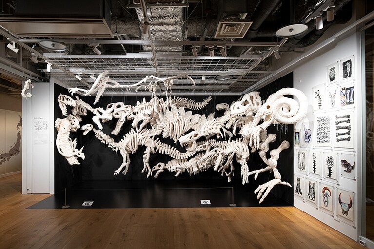 6階ではキャンパス生地で作られた恐竜たちが群れをなしている。下田昌克氏の作品。