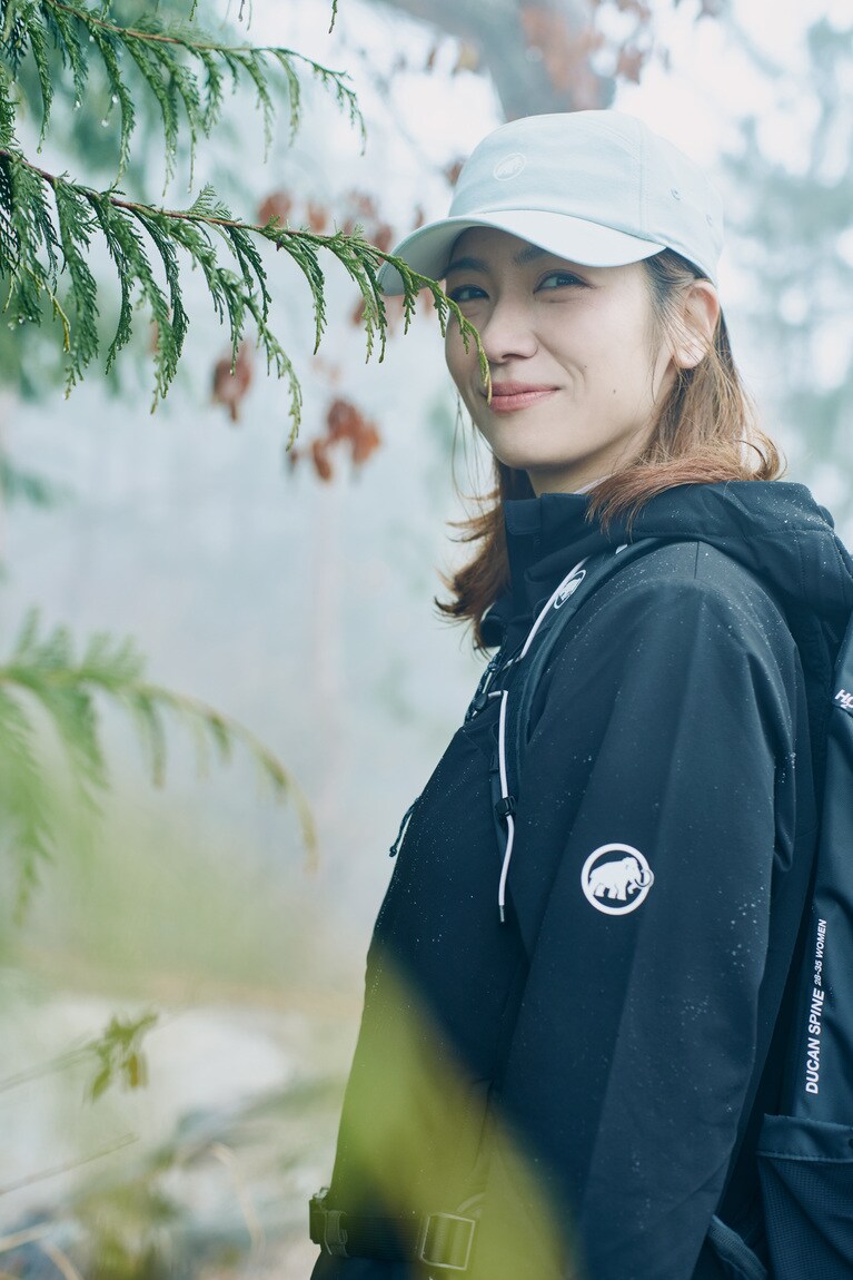 フード付きジャケットは、二重織構造で、汗や湿気を外に逃し快適な着心地をキープ。また優れたストレッチ性でどんな動きもフォロー。さらにDWR（耐久撥水）加工を施しているため、突然の雨にも対応してくれる。