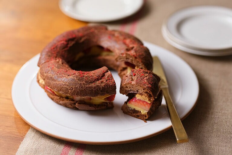 成城石井自家製 国産苺のショコラパリブレスト(とちおとめ使用) 1台 863 円。