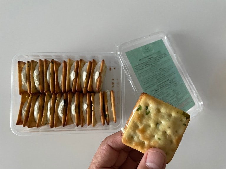 箱の裏には製造日のシールが貼られているので、賞味期限も確認できます。ヌガーは歯にくっつきやすいというイメージがあるかもしれませんが、このヌガーはまったくくっつきません。