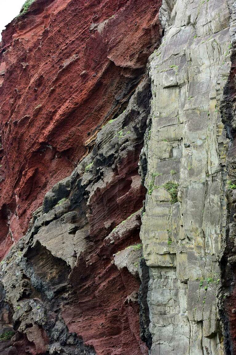 時間帯や天候によって、赤壁の色の見え方も変わります。