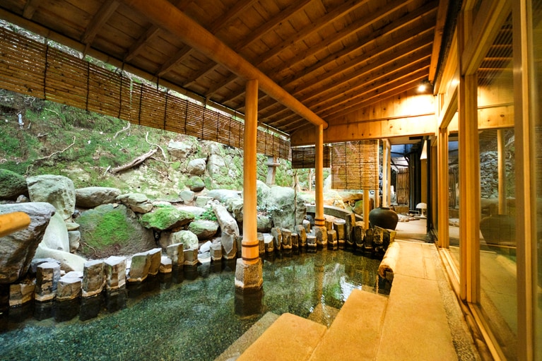 ミストに包まれる「原泉閣」の露天風呂。