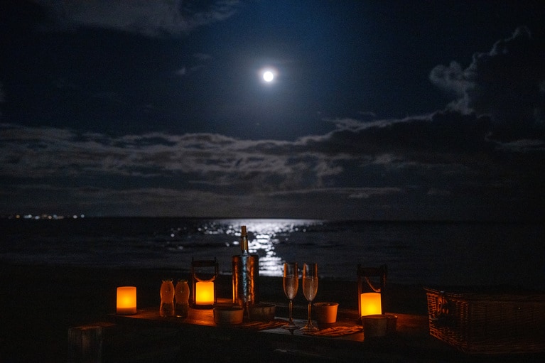 月が昇っていく。