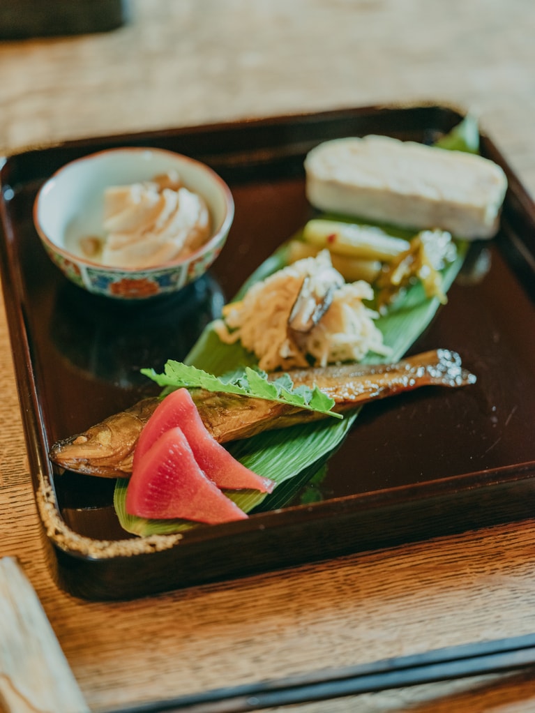 イワナの甘露煮、山菜や地元野菜の漬物。魚沼の山川が育んだ食材に、シェフの手仕事が交わることで、素朴ながらも究極に美味しい朝ごはんに。