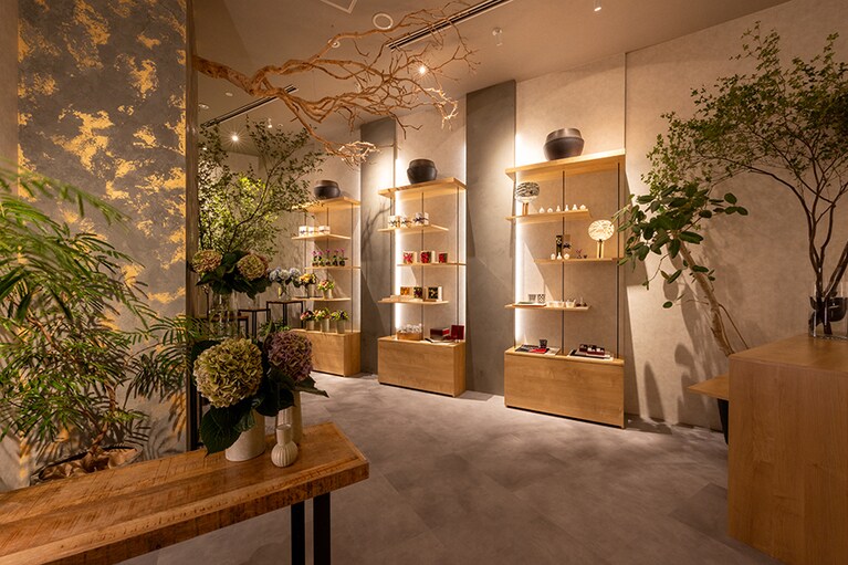 2023年9月1日には、花とアート、伝統文化が融合するフラワーセレクトショップ「掬 -MUSUBU-」が新たにオープン。