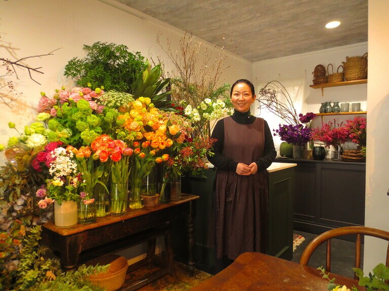 マダム・高本惠子さんは、オテル・リッツ・パリにて花装飾のスタージュ後、パリで活躍するトップフローリストに師事。ショールームや企業のいけこみ、イベント装花、フラワーアレンジメントなどを手がけるほか、1階のフラワーショップでフラワーレッスンも。