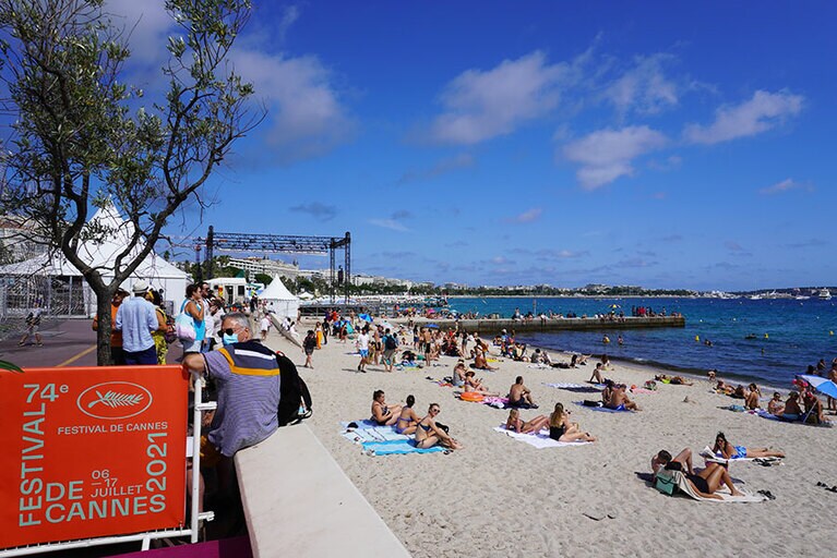 映画祭会場の裏側は美しいビーチ。手前のマスク姿の男性がいなかったら、今年の写真とはわからないかも？