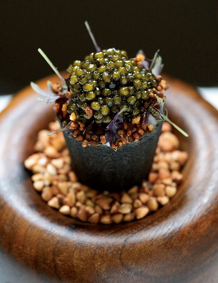 黒ビールと蕎麦粉のカップにホタテ、オシェトラキャビア、蕎麦の実。