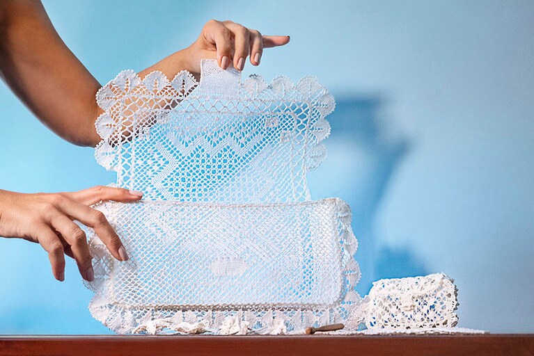 緻密な「トンボロ・アキラーノ」レースの技巧。切断や裁縫などはせず、ひとつなぎの糸を織り交ぜて作り出す。作業時間は100時間以上におよぶそう。