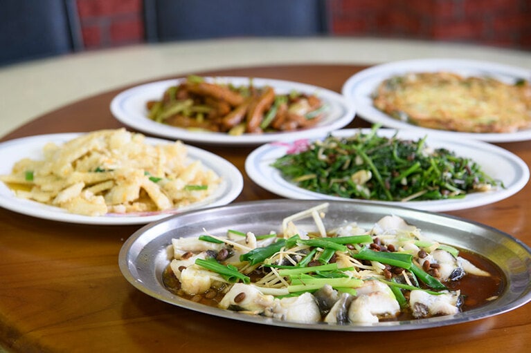 名物の客家料理でランチ。チョウザメや山の野菜を使った素朴な料理がおいしい。