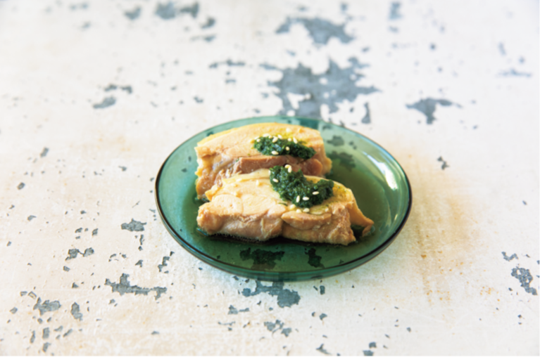 蒸し鶏のパクチーペーストのせ。