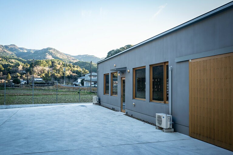 洗練された建物に期待が高まる「アトリエ皿山」。