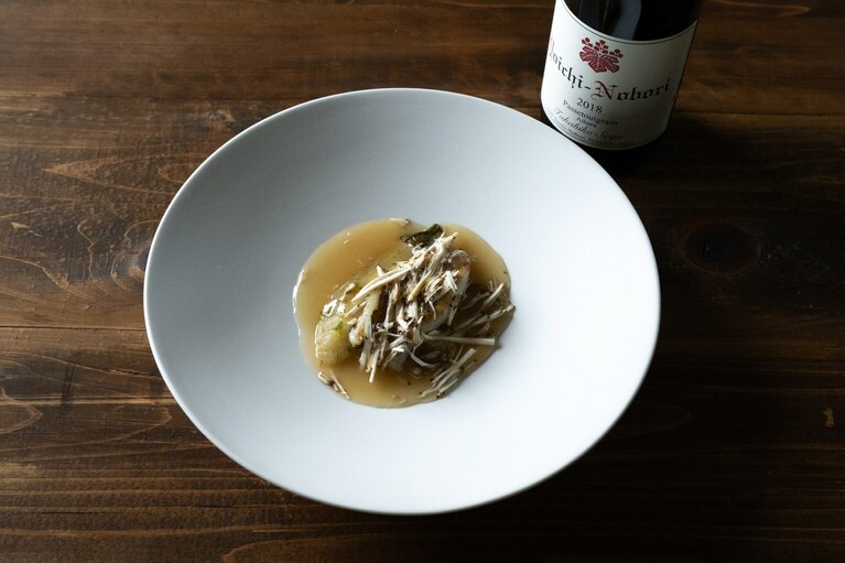 カサゴの上には、細切りにした天然の松茸が。熱々の発酵トマトのソースをかけていただく。