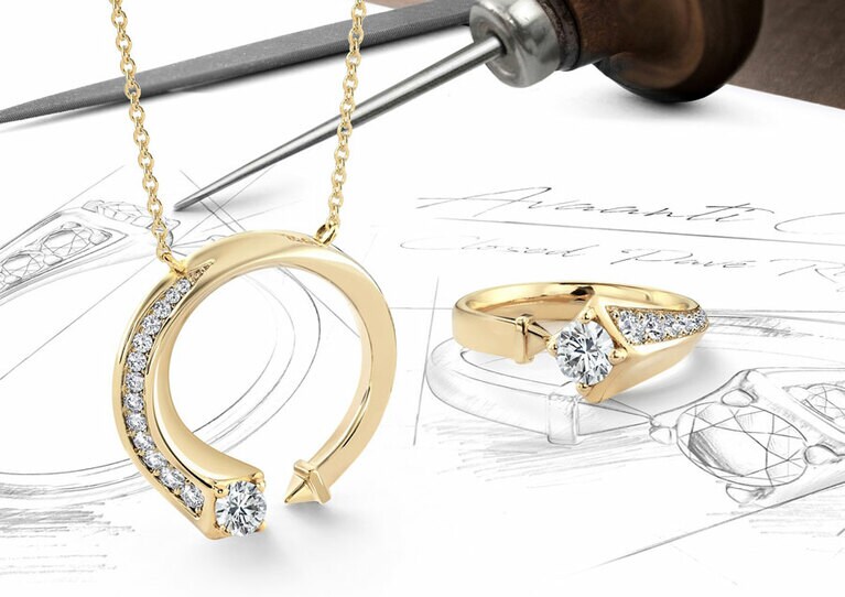 左：パヴェ ペンダント センター0.15ct パヴェ計0.10ct 313,500円 
右：パヴェ リング センター0.15ct パヴェ計0.08ct 258,500円・センター0.30ct パヴェ計0.15ct 462,000〜517,000円(グレードによって異なる)