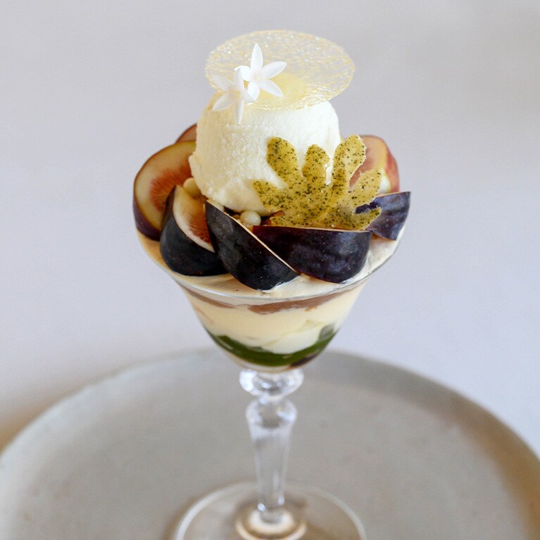 パフェは不定期・期間限定で提供。写真はイチジクの実と葉にブリュレや豆乳、抹茶、ナッツ、スパイス、カシスを合わせた「無花果とその葉、和素材のパフェ」 ドリンク付き 2,300円。