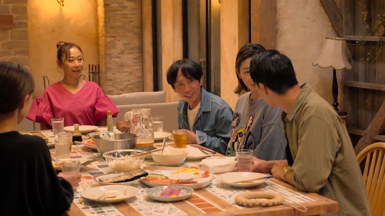 新住民のカコを迎え、新たな生活がスタート（Netflix公式「X」より）。