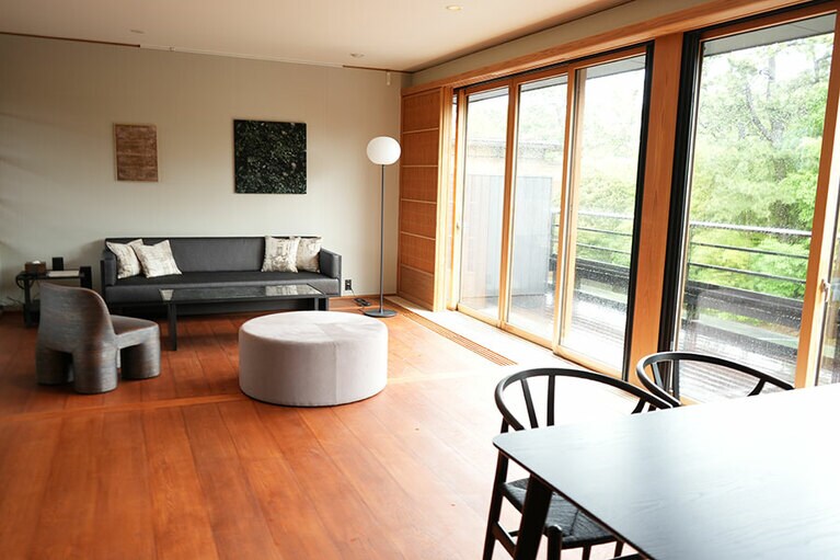 HOSOOのインテリアで彩られた沼津スイート。