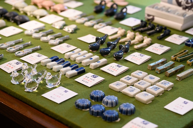 ひとつ数百円で買える箸置きなど、求めやすい小物類も数多くある。