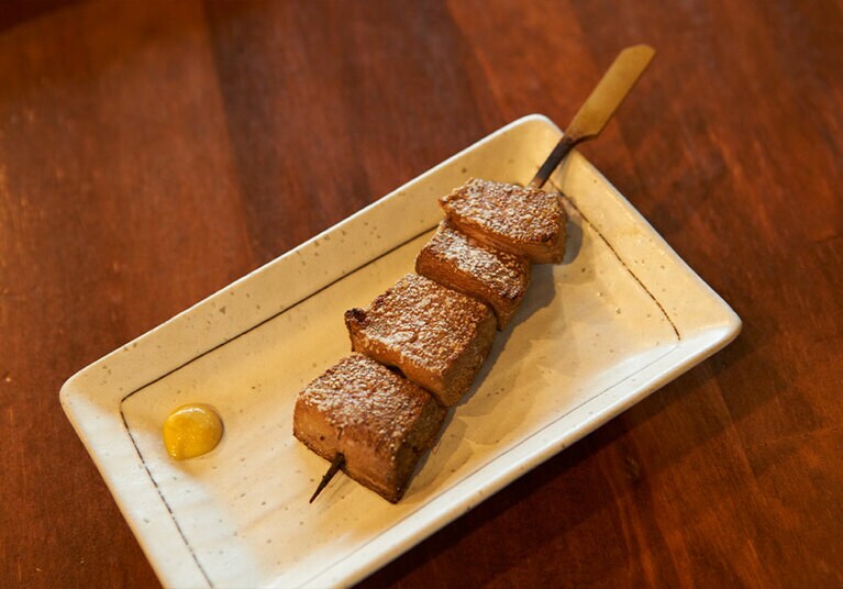 レバー。もつ焼は1本ずつ注文すると各150円。