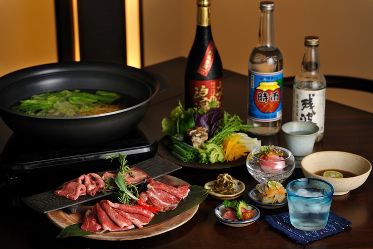 夕食では牛肉のしゃぶしゃぶと合わせることで、様々な泡盛の風味の違いをよりはっきりと感じることができる。