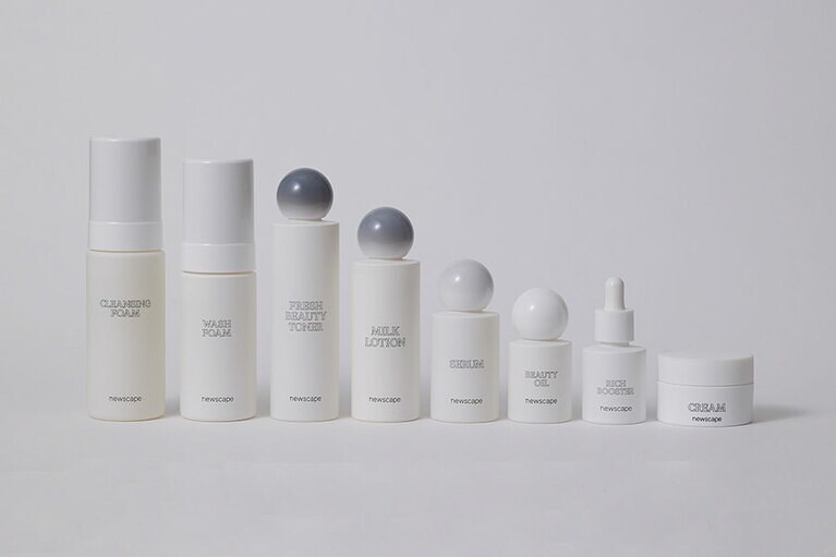 左から：CLEANSING FOAM（クレンジング） 150ｍL 2,314円、WASH FOAM（洗顔フォーム） 120ｍL 2,208円、FRESH BEAUTY TONER（化粧水） 150ｍL 2,350円、MILK LOTION（乳液） 120ｍL 2,454円、SERUM（水溶性美容液） 80ｍL 2,072円、BEAUTY OIL（オイル美容液） 50ｍL 1,934円、RICH BOOSTER（導入美容液） 30ｍL 1,834円、CREAM（保湿クリーム） 50g 2,124円。