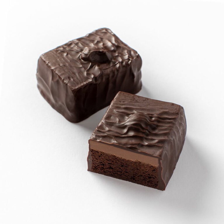 ダークチョコレートカバード・コーヒーブラウニー 8個入りボックス 15.50ドル／アラモアナセンター店、14.50ドル／ヒロ店、オンライン、通販カタログ販売。