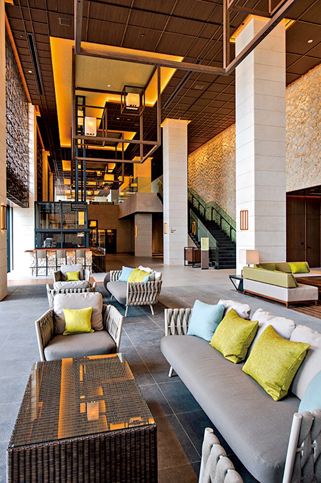 明るい南国の光に満たされたロビーラウンジ。