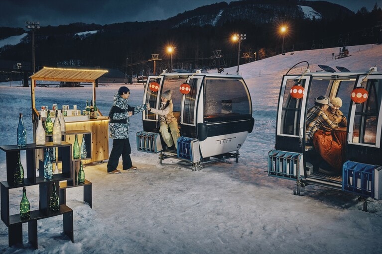 「星野リゾート　磐梯山温泉ホテル」が企画する「雪ん中酒場」では、写真のゴンドラのほか、巨大なかまくらのなかで雪見酒を楽しむことができる。