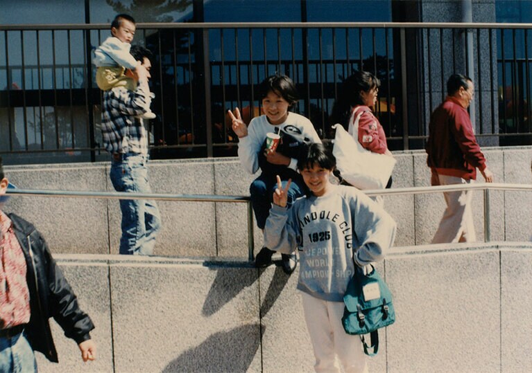 子ども時代の後藤さん姉妹。（後藤さん提供）