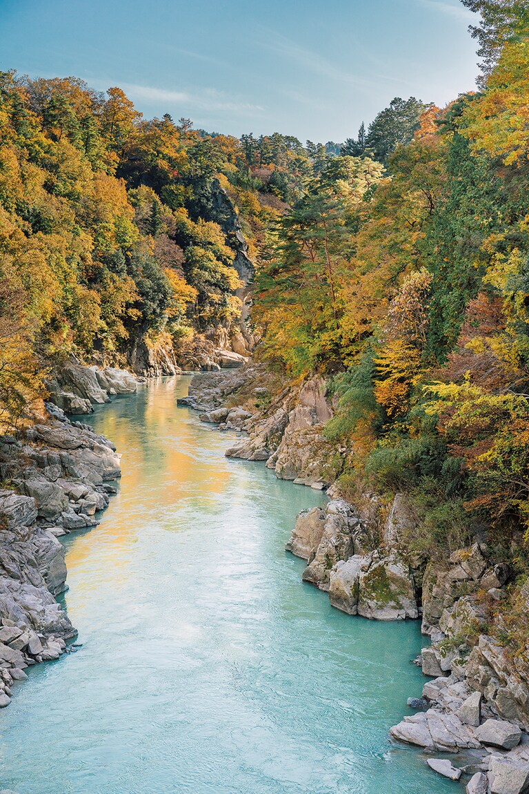 【渓谷に佇む隠れ宿 峡泉】界隈は南信随一の景勝地、天竜三河国定公園の一部である天龍峡。つり橋から望む渓谷美は圧巻！ Photo: Yukihiro Shinohara