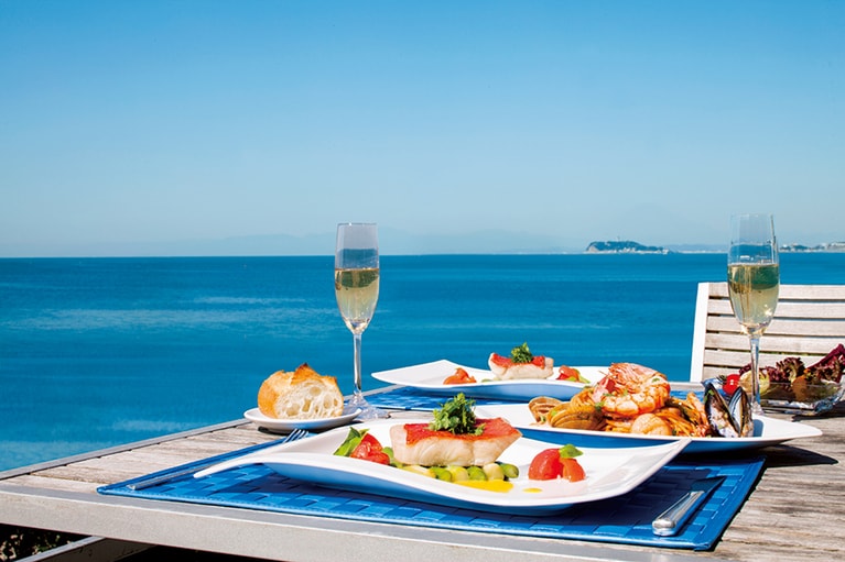 全席オーシャンビューのイタリアン「リストランテAO」でロマンティックなひとときを。