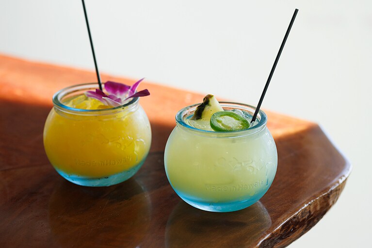 左から、ラムベースのカクテル“リリコイクラッシュ” 12.5ドル、ウォッカベースの“グリーンハーベスト” 12.5ドル。