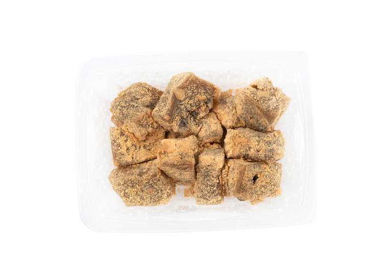 成城石井自家製 沖縄県産黒糖と丹波黒豆の本わらび粉入りわらび餅 270g 431円。