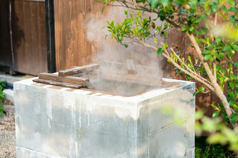 温泉から噴き出す約100℃の蒸気熱を利用した「地獄蒸し」の釜。ほんのり塩気を感じる味わいに。