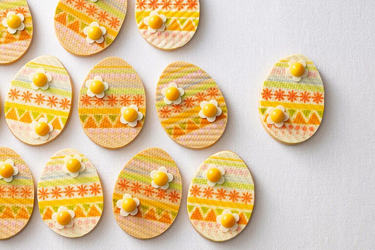 「イースターエッグクッキー」1枚604円。ホワイトとブロンドチョコレートがある。