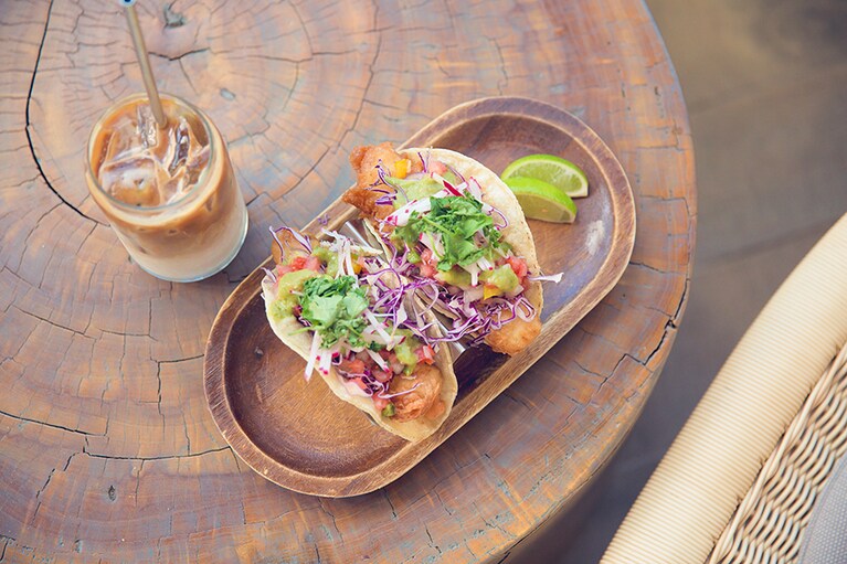 ロロフィッシュ・タコス 15ドル、ザ・クイーン・カプチーノ 6.75ドル。