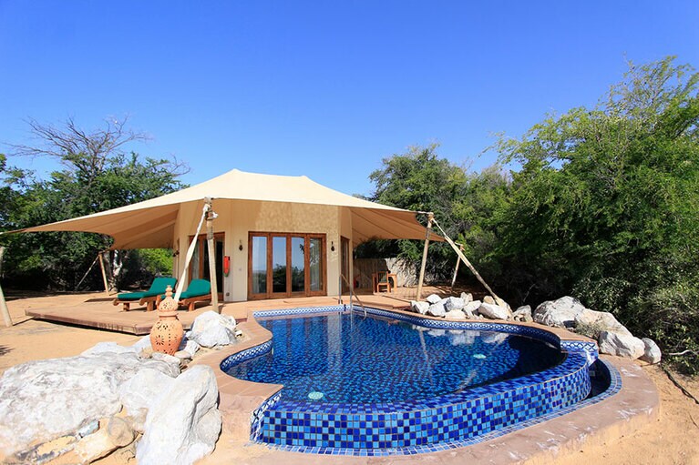 客室は全室プライベートプール付きのテントスタイル。