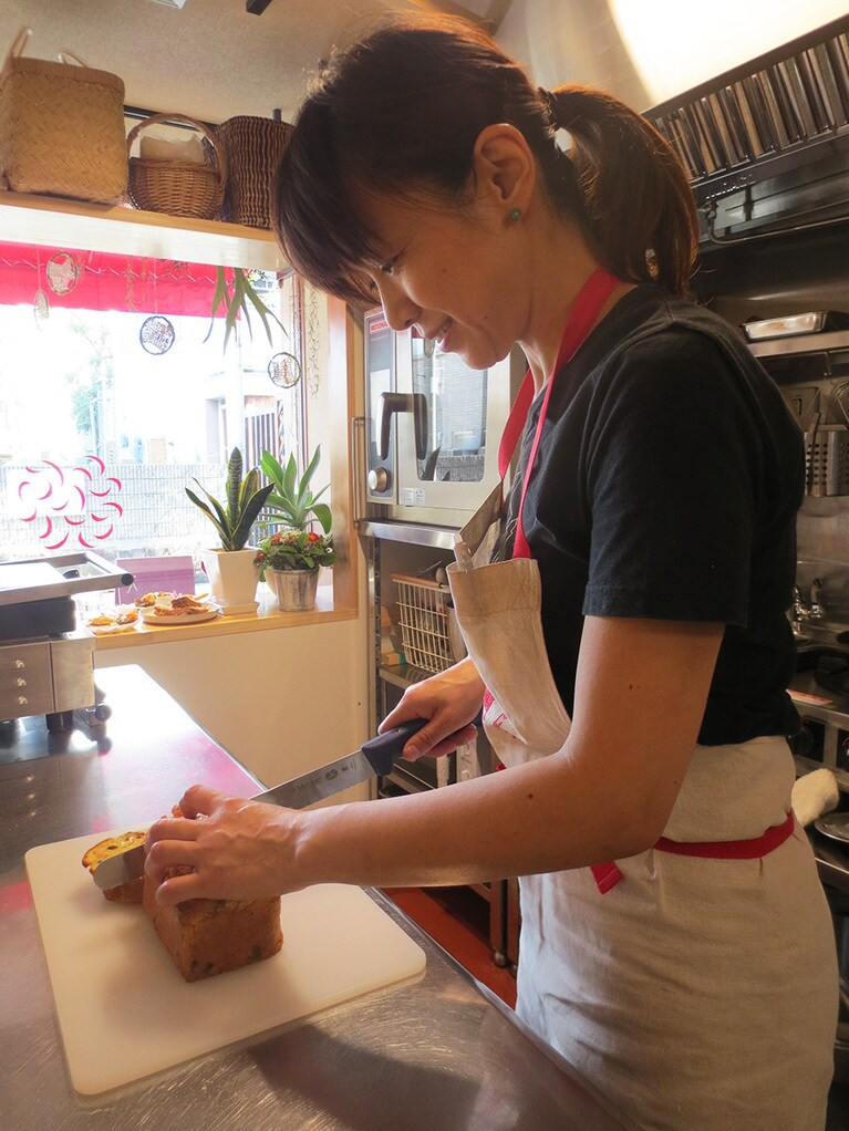 野菜やチーズがたっぷり入った自家製のケークサレをカットするちばさん。