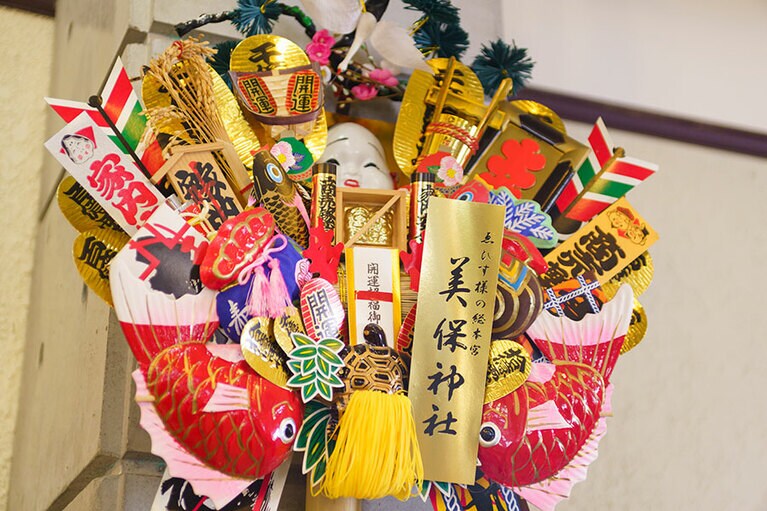 島に祀られる神を美保神社本殿に迎える『神迎神事』は、毎年5月5日深夜2:30より今も行われている。