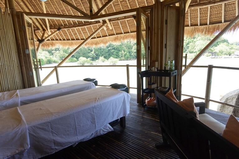 海にせり出したようなスパ。今、注目の「コールド・プランジ・セッション」も体験できます（要予約）。