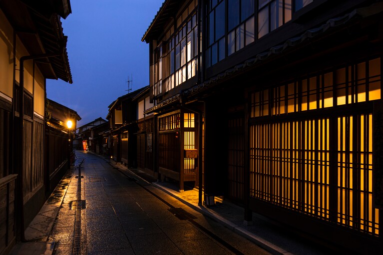 江戸時代、鯖街道と北前船で賑わった小浜西組の三丁町。国の重要伝統的建造物群保存地区に選定されています。写真提供／若狭おばま観光協会