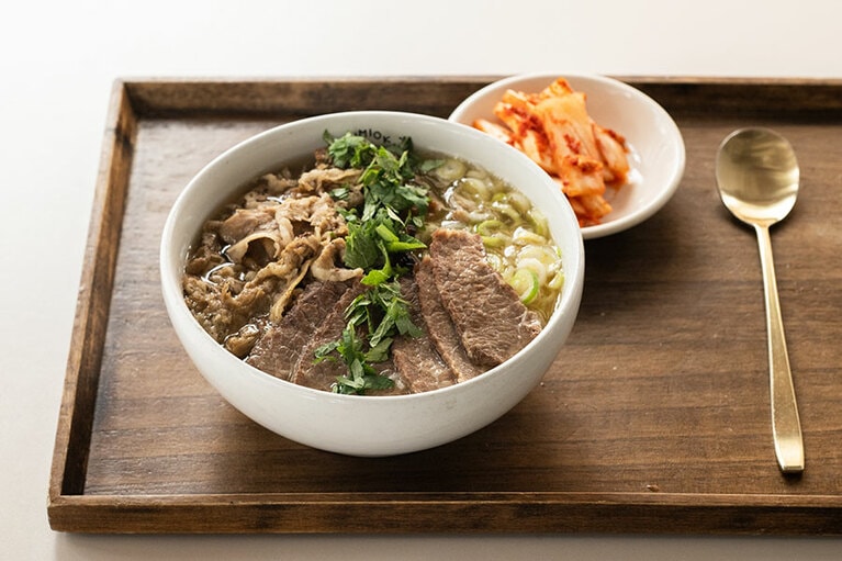 コムタンスープに似ている味わい。麵を食べ終わったらスープにオプションのご飯と特製だれを加えて食べるのもおすすめ。