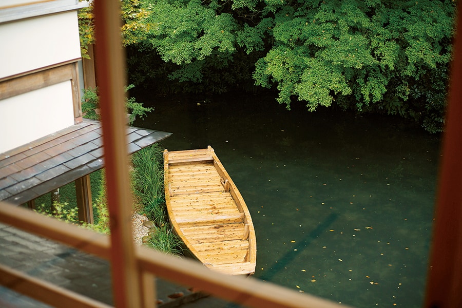 【あさば】池のほとりに浮かぶ小舟。その奥には宿泊者が自由にくつろげるサロンが。Photo: Takafumi Matsumura