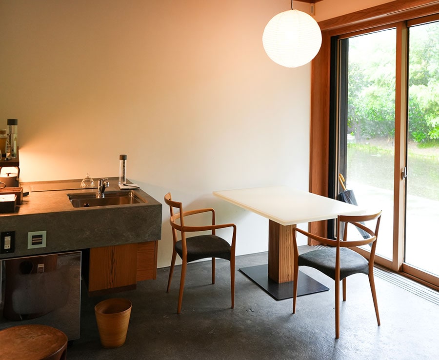 デラックスツインルームの土間とキッチンは、昭和の家屋を思わせながらも現代風に。
