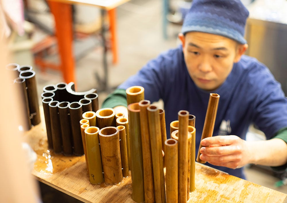 井上愛仁さん。神奈川県横浜市出身で、富山やアメリカでガラス工芸を学んだ。