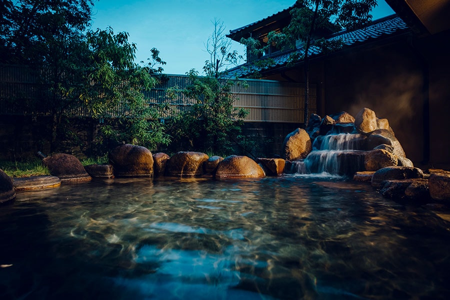 界 玉造の露天風呂。玉造温泉は、奈良時代の出雲風土記に「いで湯に一度入ると、容姿が淡麗になり、再び入れば万病が治る」と綴られたことから、最古の美肌の湯とされる。