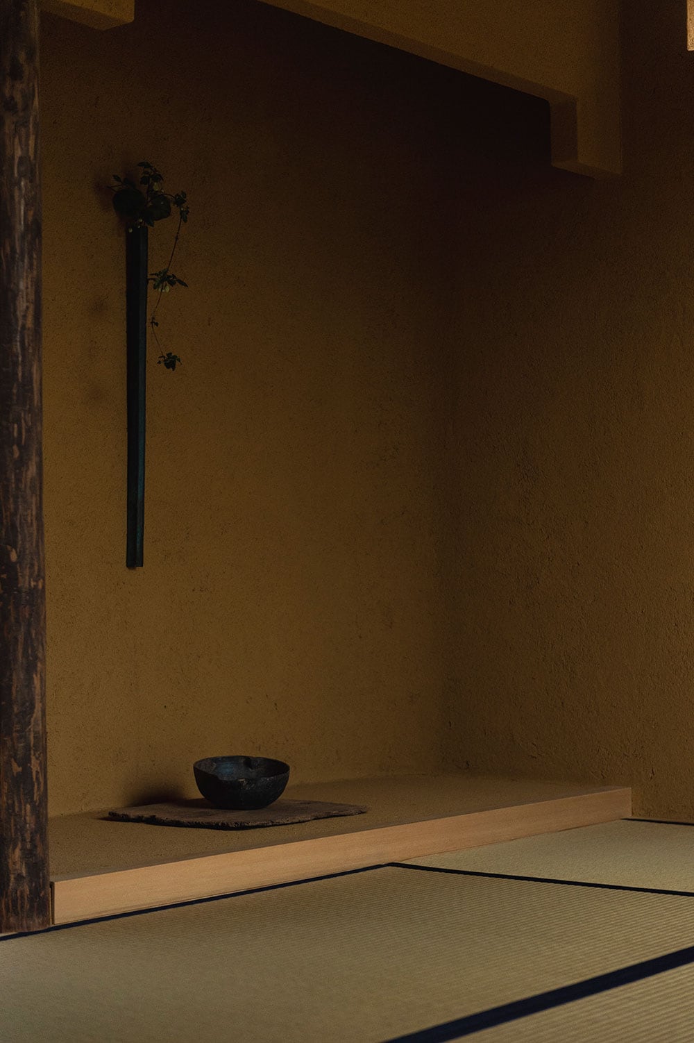 茶人・千宗屋監修の茶座敷“抱土”を擁する、“土逢 DOOU”。茶座敷には内田による花器と、李氏朝鮮時代の貴重な片口の器が配されている。